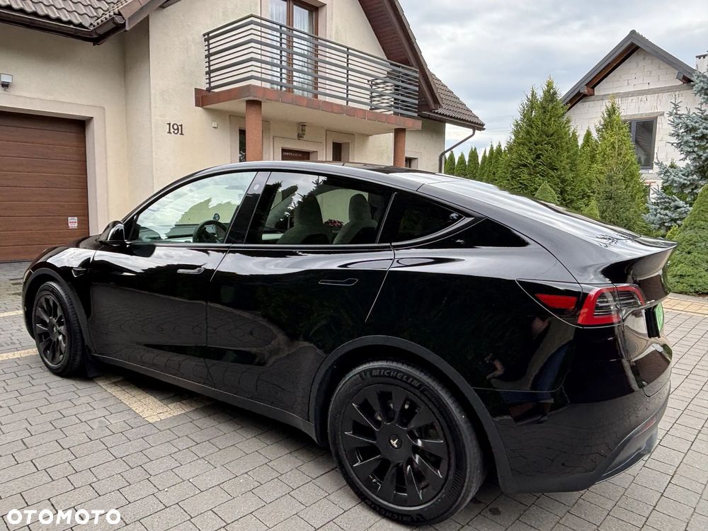 Tesla Model Y - 4