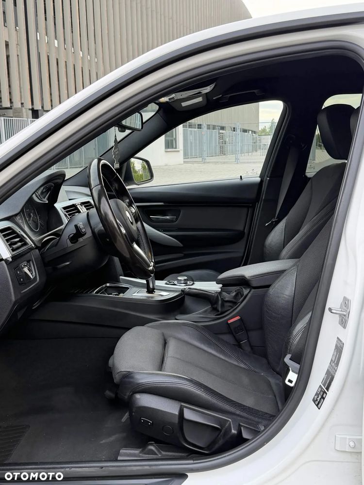 BMW Seria 3 330i xDrive Sport Line - 19