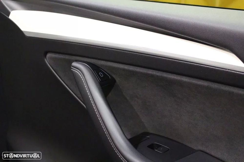 Tesla Model Y Long Range Tração Integral - 19