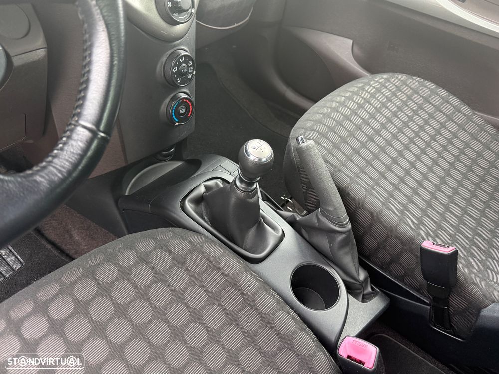 Toyota iQ 1.0 + - 21