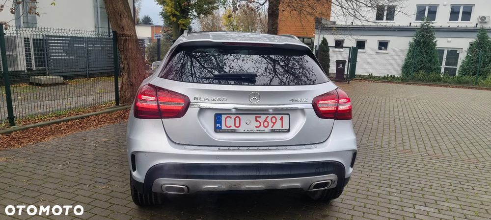 Mercedes-Benz GLA 250 4Matic 7G-DCT - 17