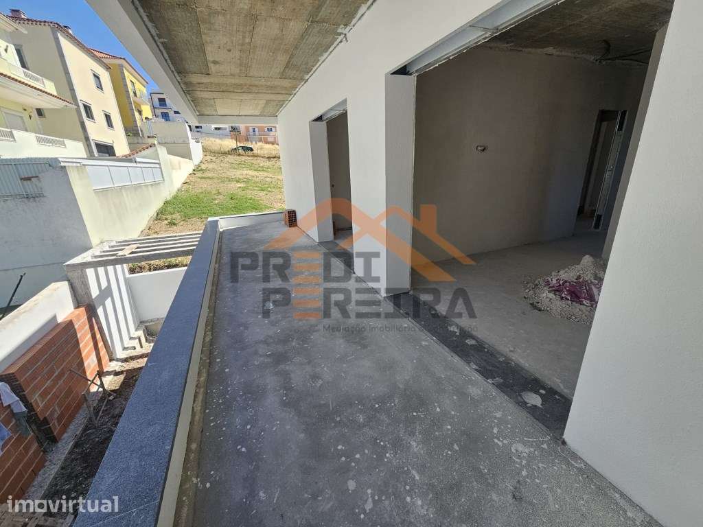 Moradia T4 em fase de construção, situada no Bairro Casal São Sebas... - Grande imagem: 5/23