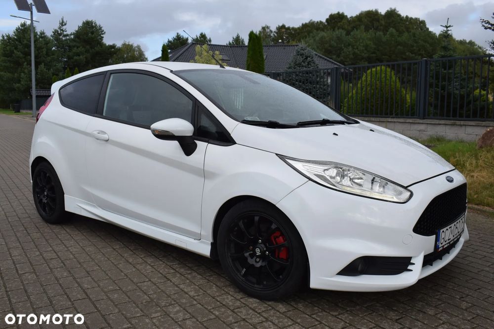 Ford Fiesta 1.6 EcoBoost mit Leder-Sport-Paket ST - 2