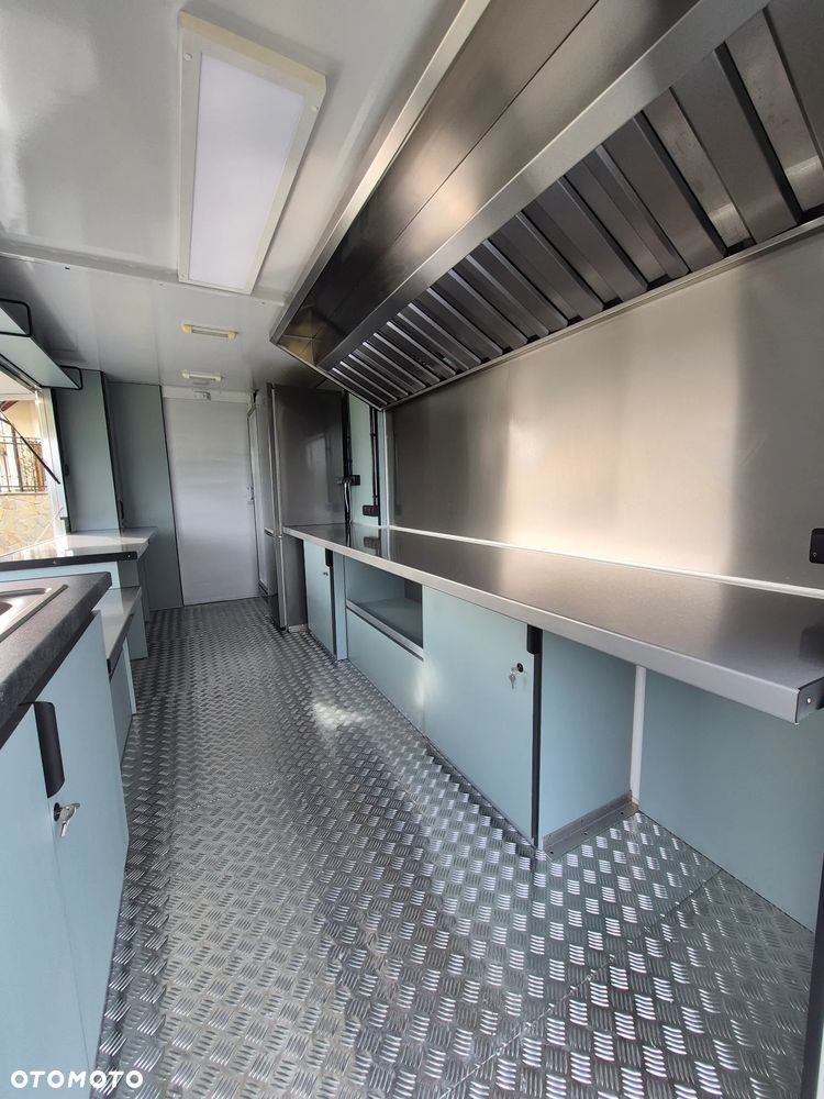 Mercedes-Benz Food Truck - 5