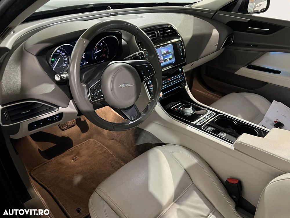 Jaguar XE 2.0 Pure - 5