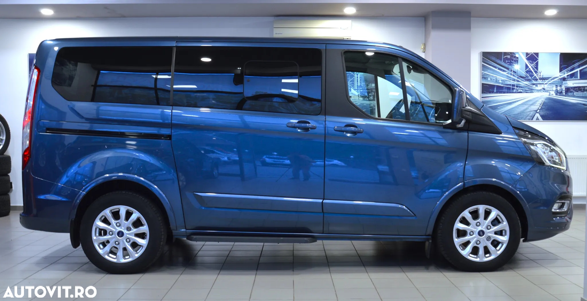 Ford Tourneo Custom Bus 320 2.0 EcoBlue 130 CP L1H1 Titanium - 4