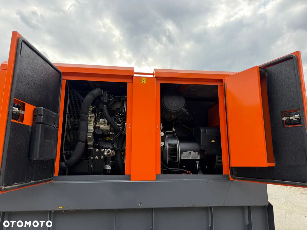 Atlas Copco QAS 60 ST3 Agregat Prądotwórczy Wyciszony GENERATOR 60 KW 2018r. JAK NOWY z Norwegii 5474 mtg Silnik PERKINS 4 cylindry. Prądnica Leroy-Somer. Maszyna działa wzorowo! Nie posiada ani deka zniszczeń! Pochodzi z Upadłośći Norweskiej. Okazja pełny ORYGINAŁ. Maszyna po serwisach w autoryzowanym oddziale. Kolejny serwis dopiero za 2 tysiące mtg. Agregat Gotowy do pracy!! - 29