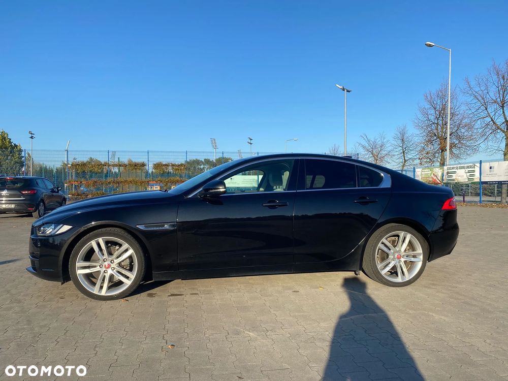 Jaguar XE 2.0 T Prestige - 11