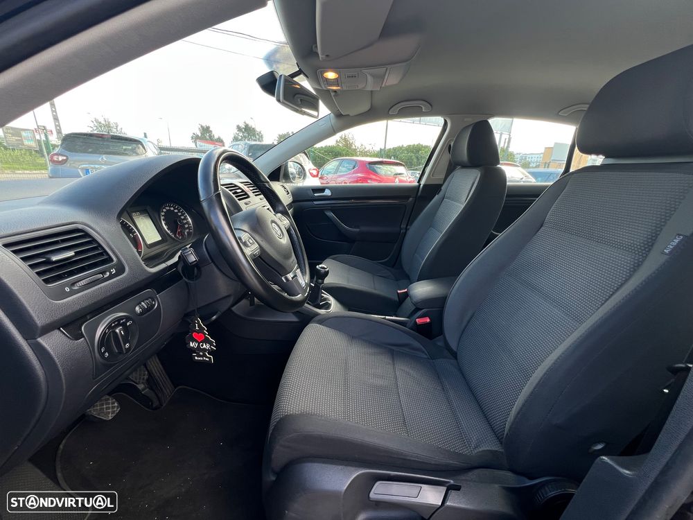 VW Jetta 1.6 TDi Confortline - 14