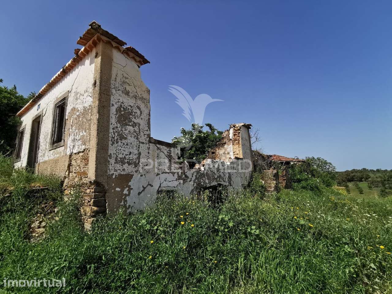 Terreno rustico e urbano com ruina para reconstrução - Grande imagem: 2/13
