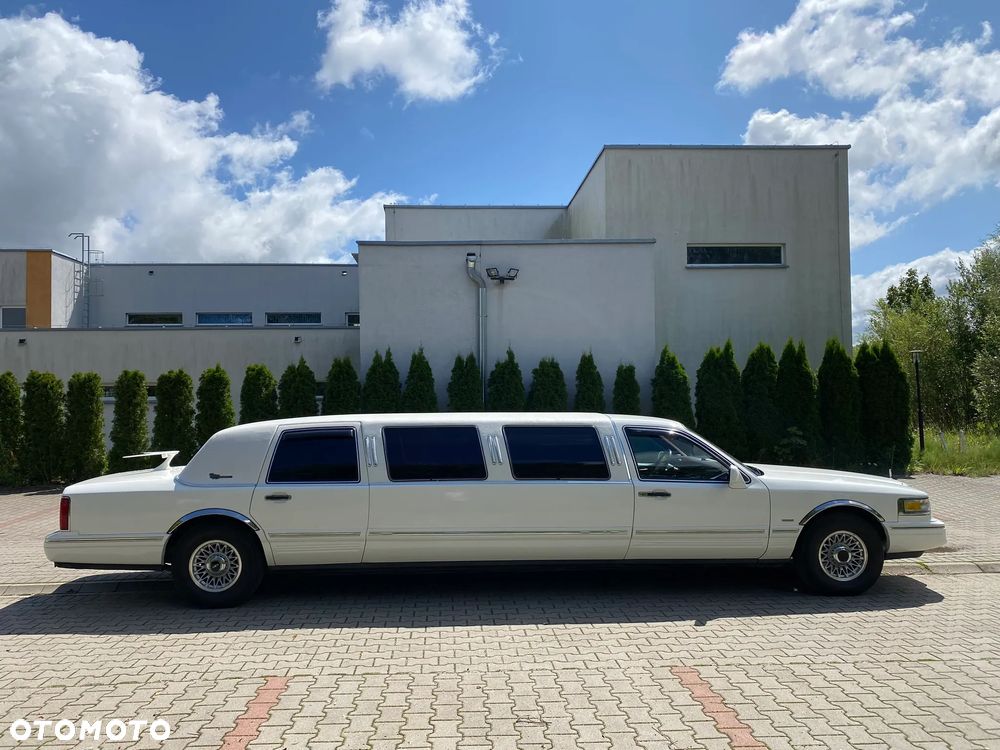 Lincoln Town Car ver-4-6-executive - 6