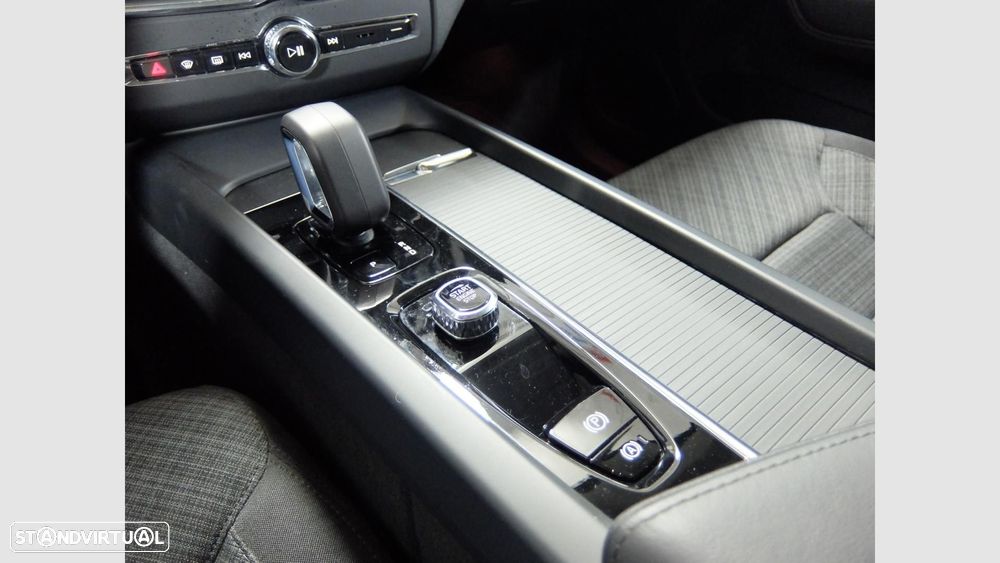 Volvo XC 60 2.0 T6 PHEV Core AWD - 27