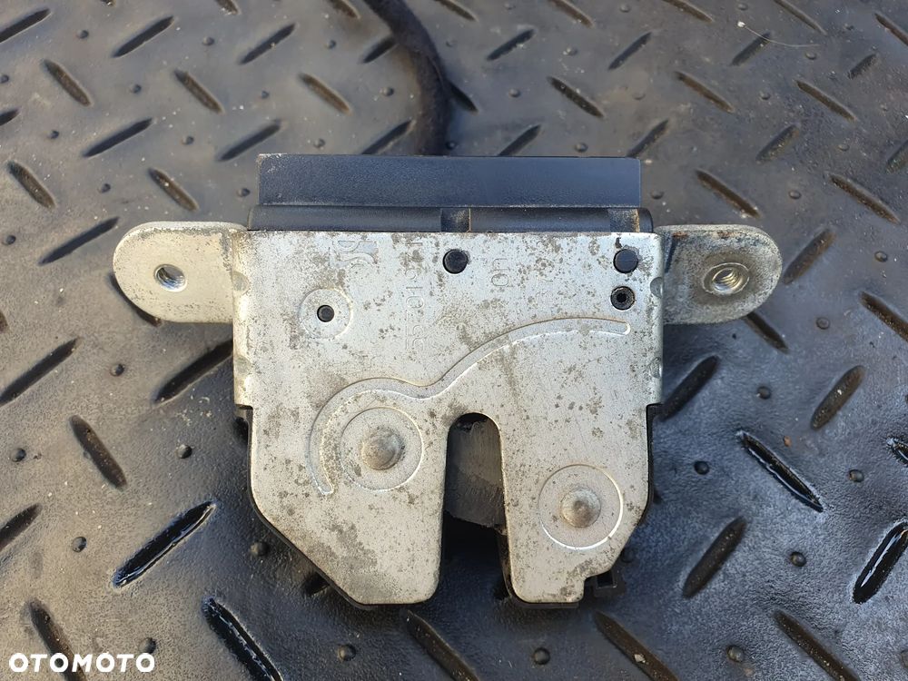 ZAMEK KLAPY TYŁ OPEL CORSA D Hatchback 55701971 06-14 - 2