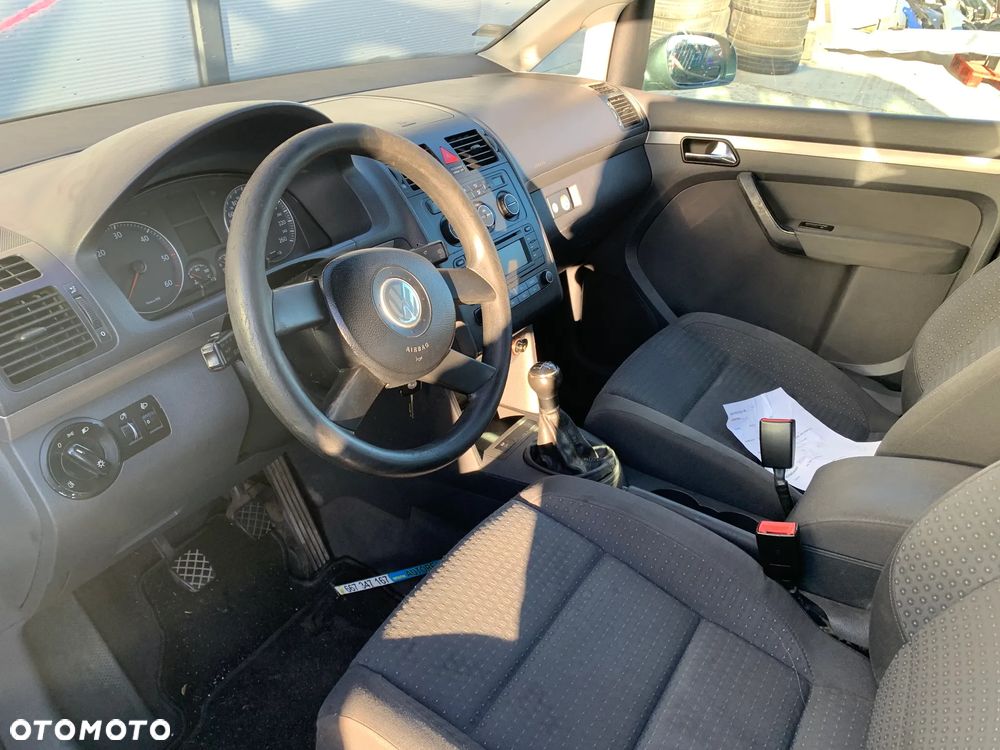 VW VOLKSWAGEN TOURAN 2004 *SAMOCHÓD NA CZĘŚCI* 3546  MASKA, LAMPA, DRZWI, LUSTERKO, ZDERZAK, GRILL, BŁOTNIK, KLAPA, BELKA, DESKA, FOTELE, KANAPA, ĆWIARTKA KIEROWNICA, TARCZE, ZACISKI, ZAWIESZENIE, KOMPLETNY PRZÓD, KOMPLETNY TYŁ, LICZNIK, ZEGARY, PRAWE LEWE PRZÓD TYŁ - 5