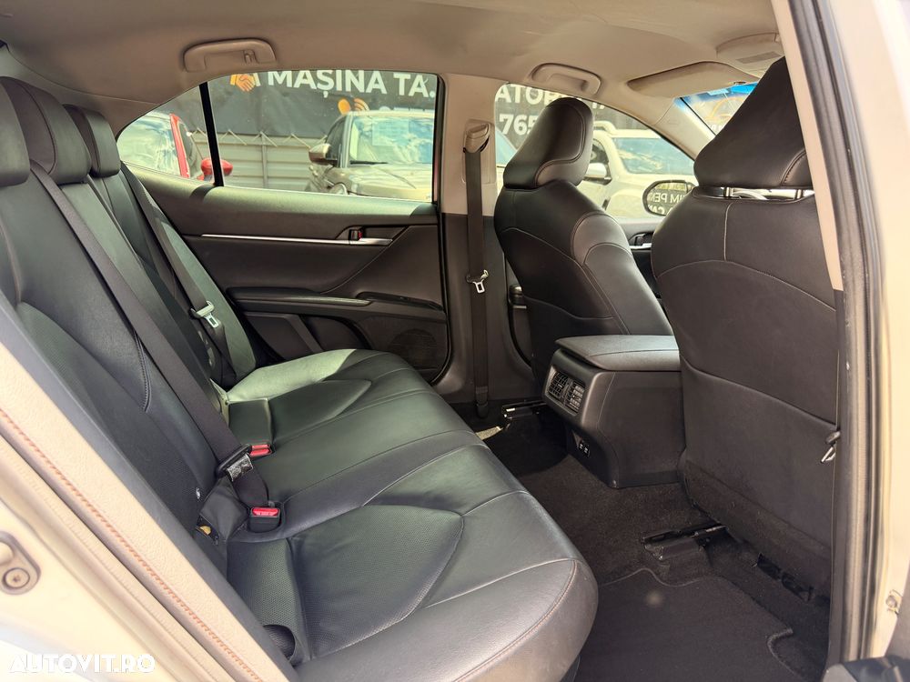 Toyota Camry Luxury - 8