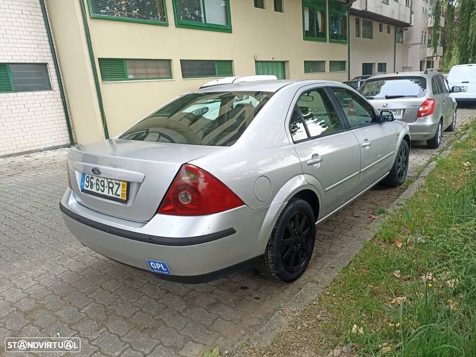 Ford Mondeo 1.8 Ghia - 11