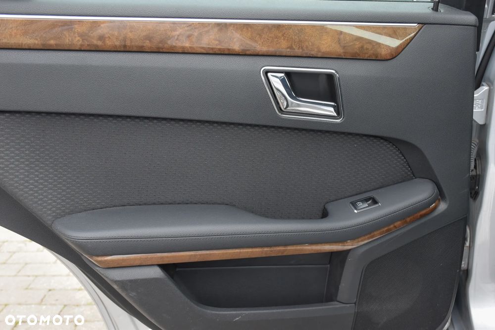 Mercedes-Benz Klasa E 200 BlueEFFICIENCY 7G-TRONIC Elegance - 35