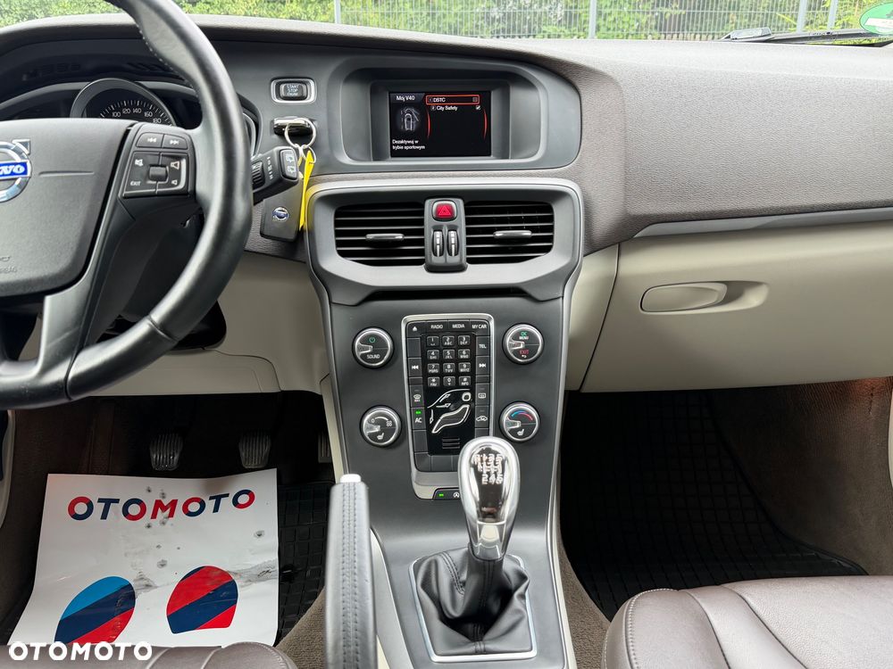 Volvo V40 T3 R Design - 24