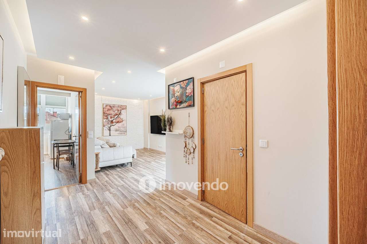 Apartamento T2 remodelado, com arrecadação, no Forte da Casa - Grande imagem: 2/37