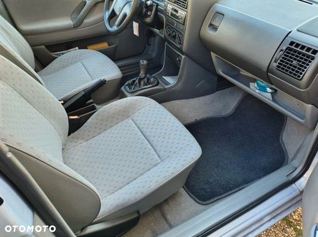 Volkswagen Passat 1.9 TD CL - 5