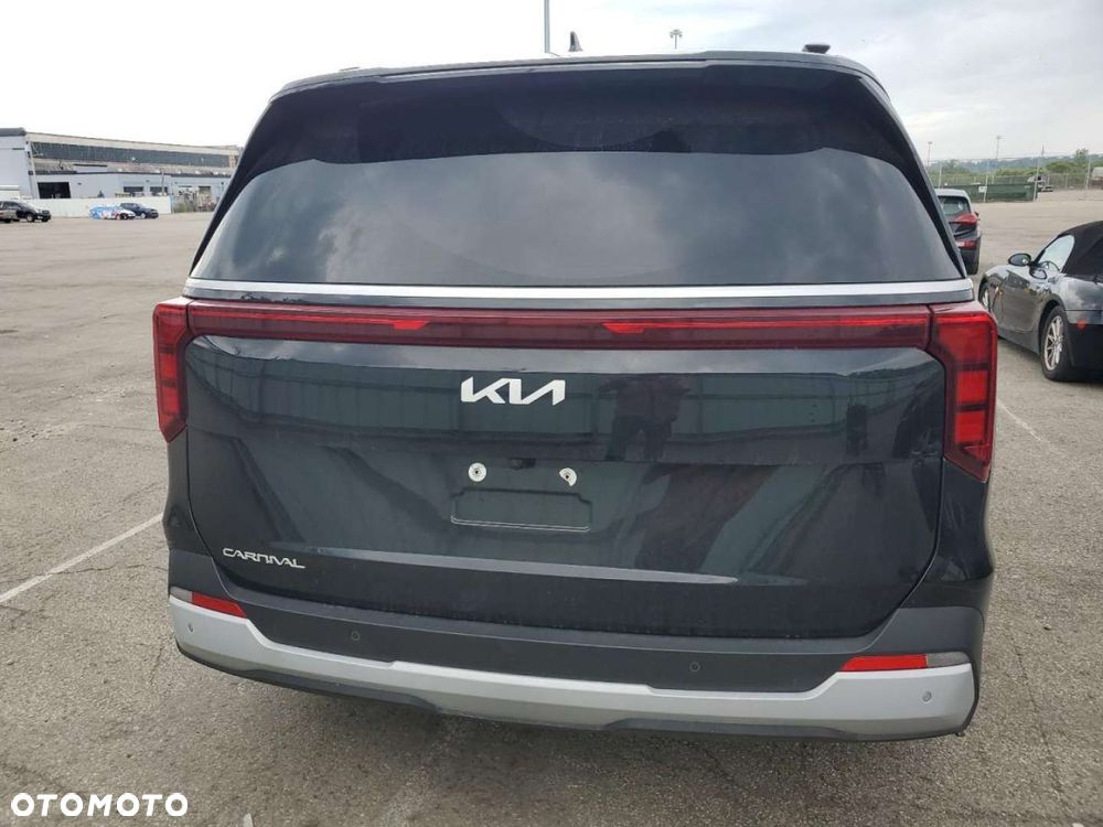 Kia Carnival - 9
