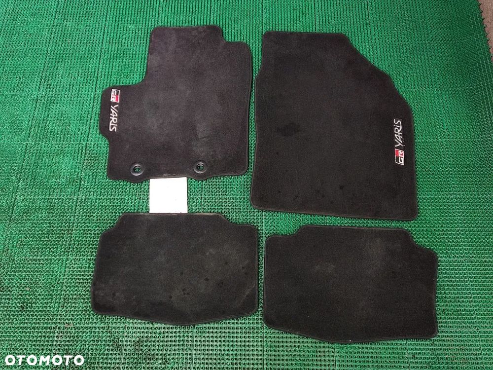 TOYOTA YARIS GR 1.6i 261 KM 20-24r Dywaniki Welurowe - 1