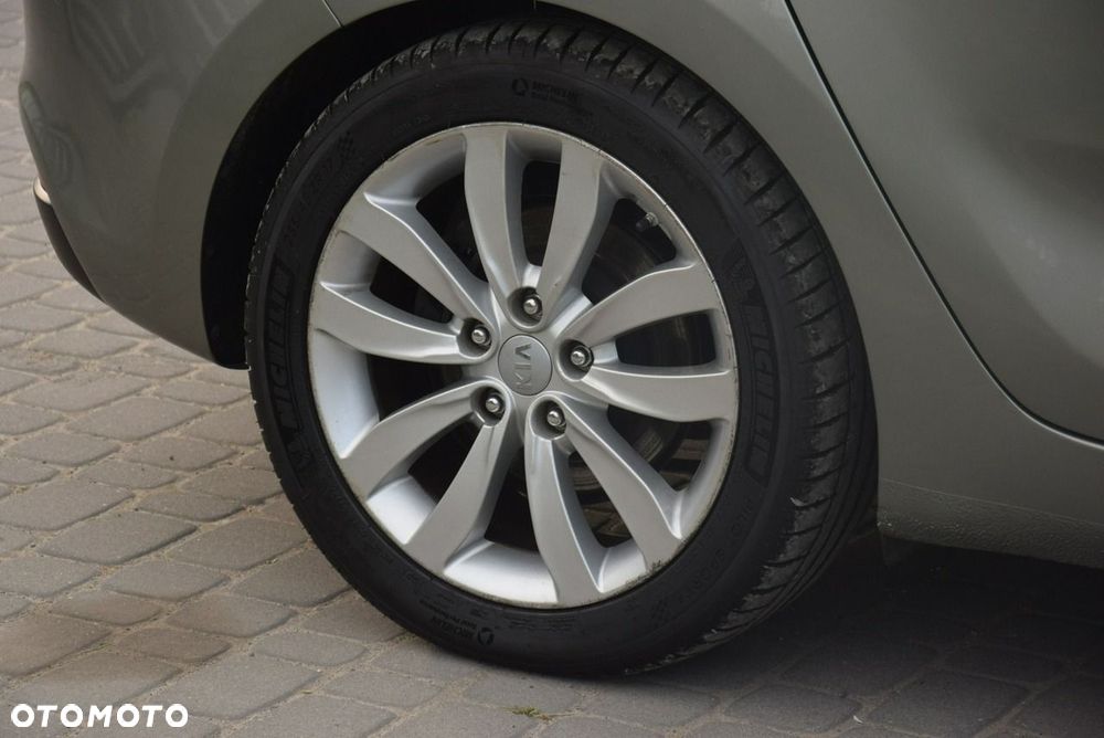 Kia Carens - 12