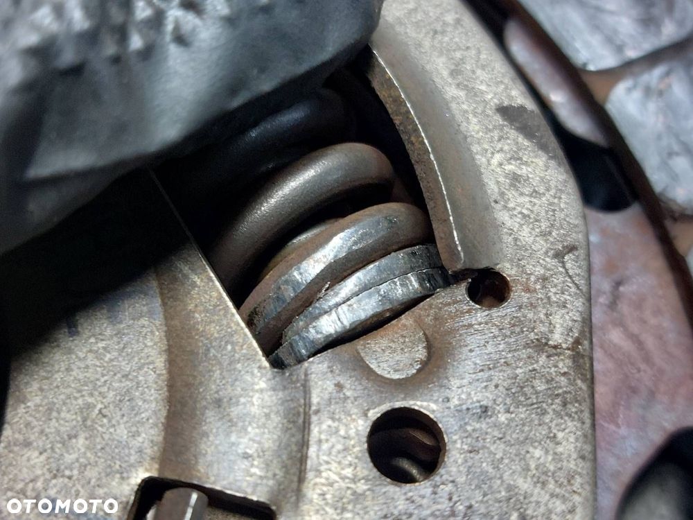 SPRZĘGŁO TARCZA + DOCISK + ŁOŻYSKO OPOROWE TOYOTA AVENSIS T25 2.0 16V - 6