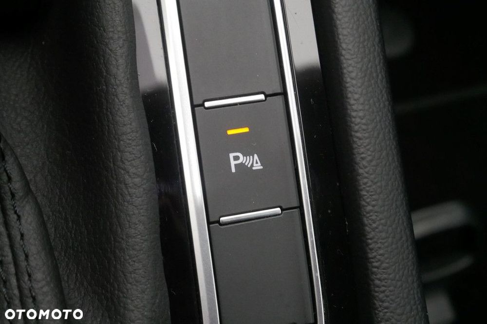 Volkswagen Passat Variant 2.0 TSI Business DSG - 18