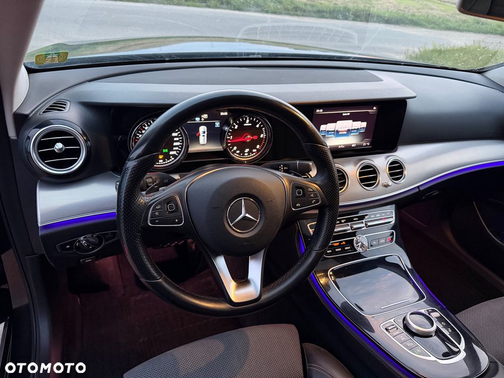 Mercedes-Benz Klasa E 220 d 4-Matic 9G-TRONIC - 23