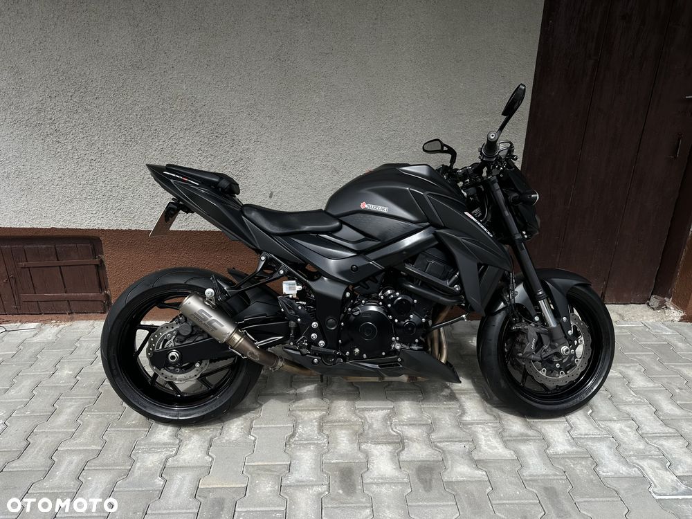 Suzuki GSX - 23