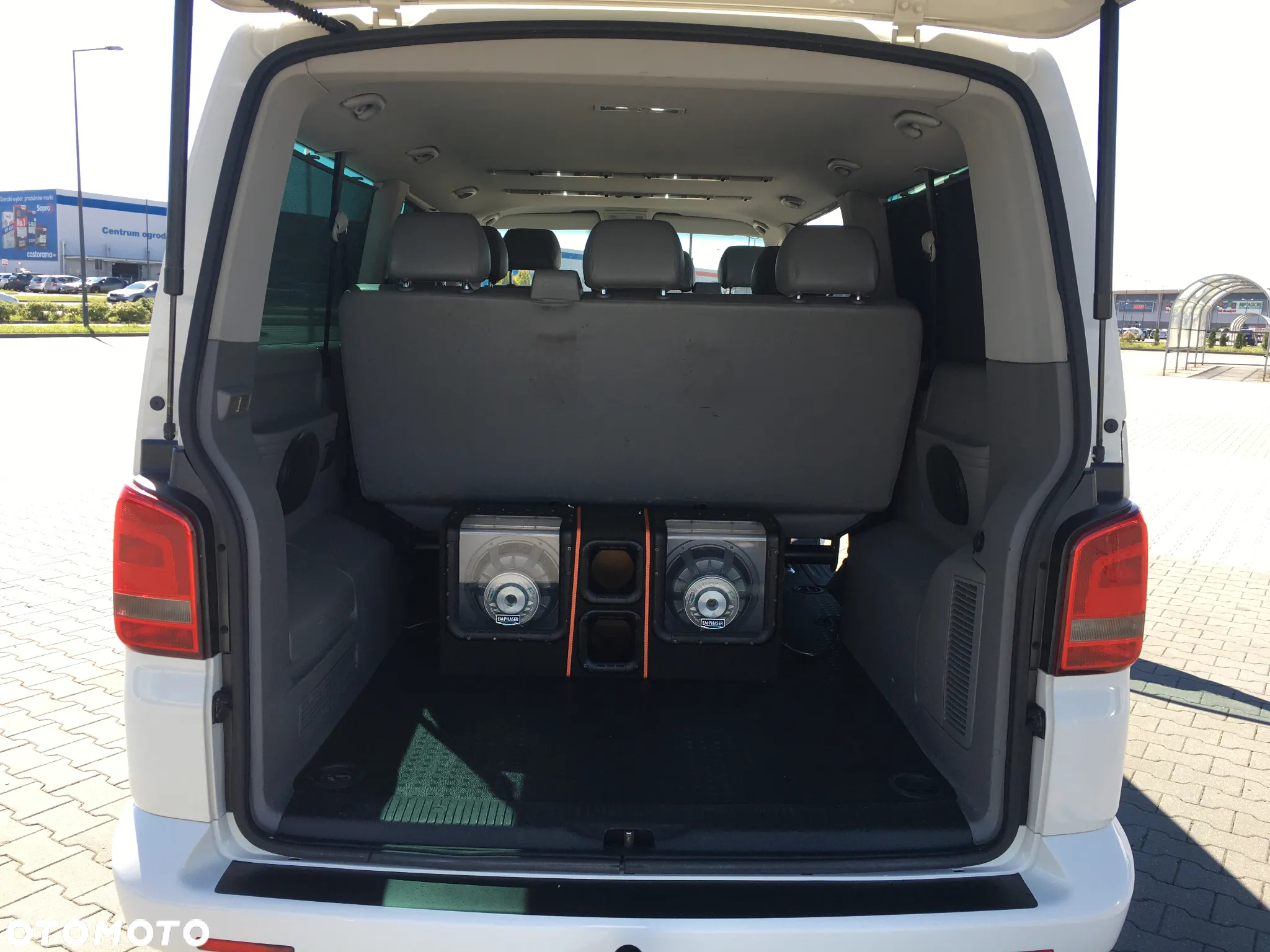 Volkswagen Caravelle - 9