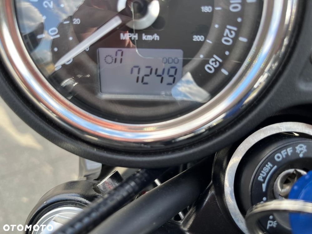 Triumph Bonneville - 14