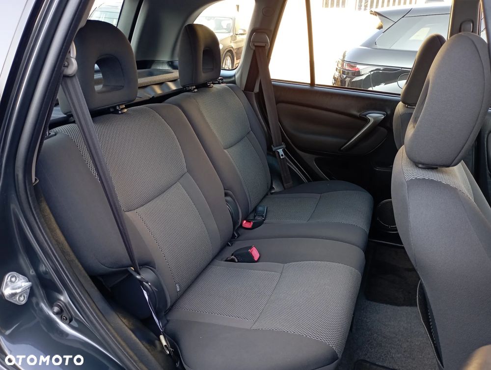 Toyota RAV4 2.0 VVT-i 4x4 - 11