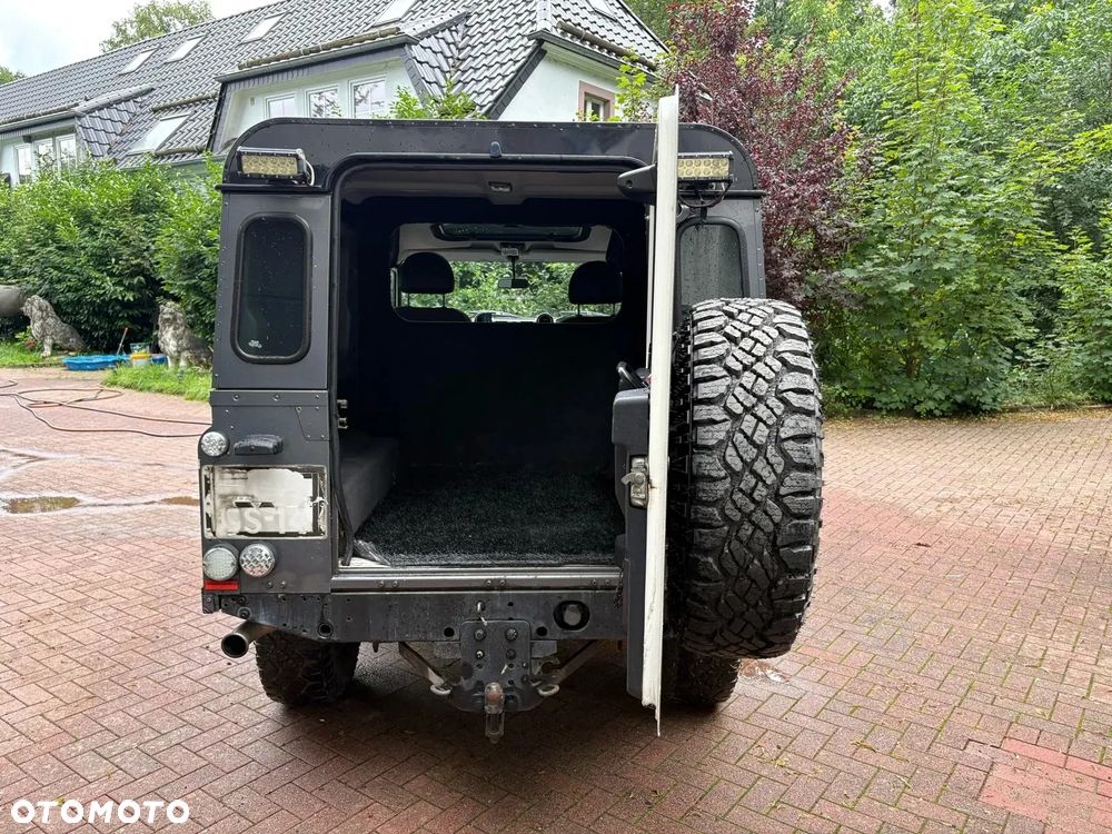 Land Rover Defender 110 SE - 13