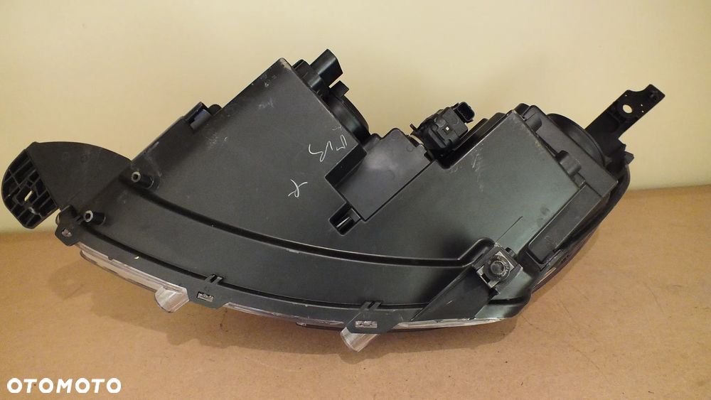 Lampa przednia lewa Peugeot 2008 - 10