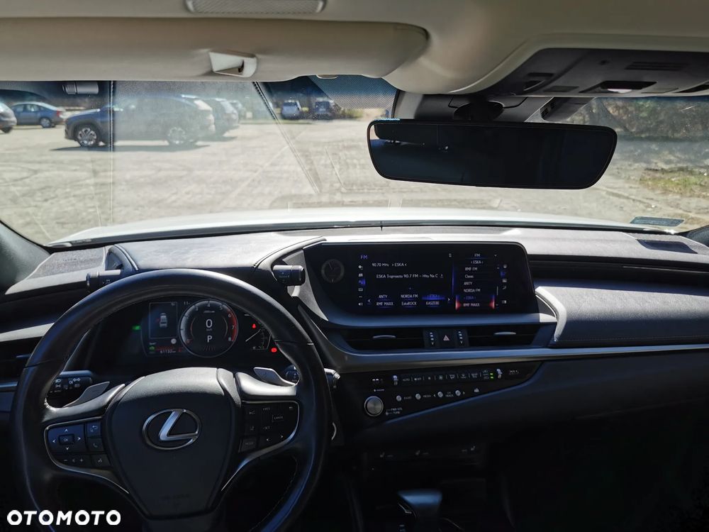 Lexus ES 300h Business Edition - 24