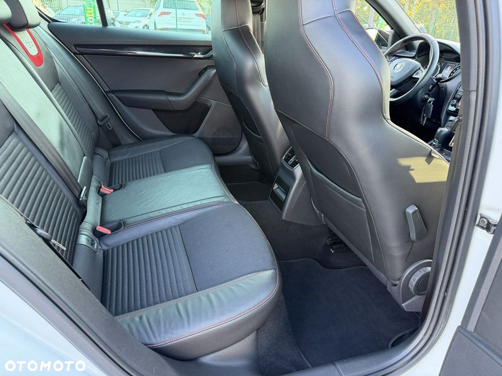Skoda Octavia 2.0 TDI DSG RS - 32