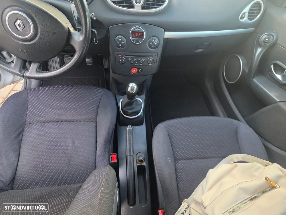 Renault Clio 1.2 16V Confort - 23