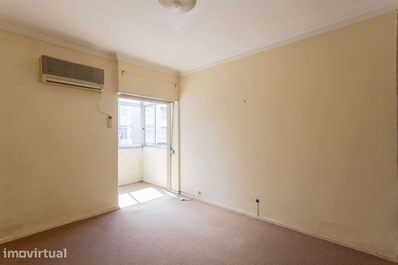 Apartamento T3 com 2 WCs no centro de São João do Estoril - Grande imagem: 2/23