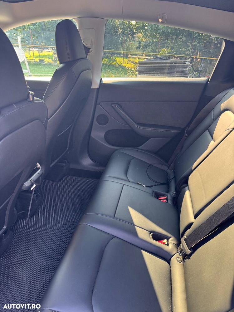 Tesla Model Y Long Range AWD Premium - 13
