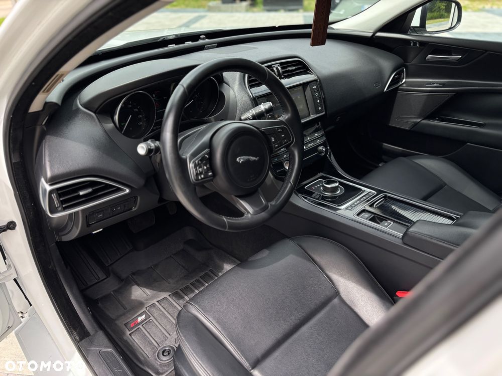 Jaguar XE 2.0 T Prestige - 19