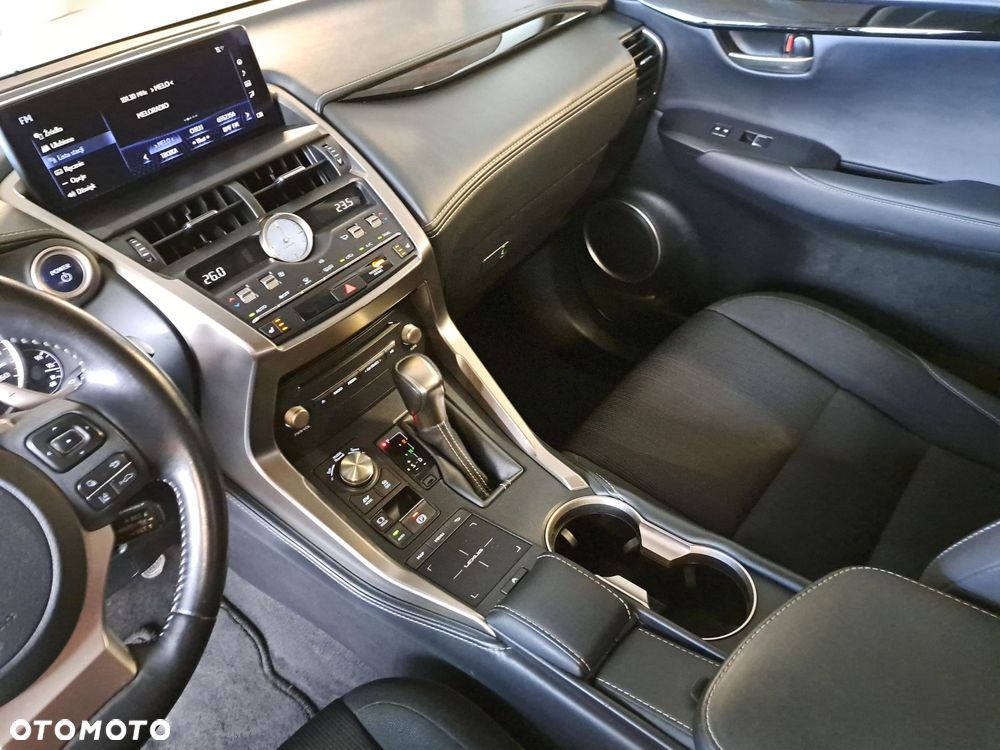 Lexus NX 300h Business Edition AWD - 29