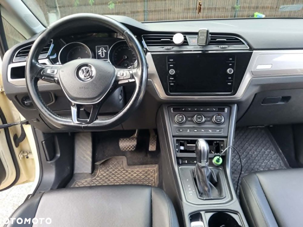 Volkswagen Touran - 4