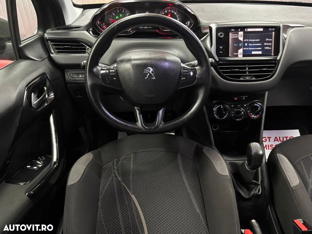 Peugeot 208 - 8