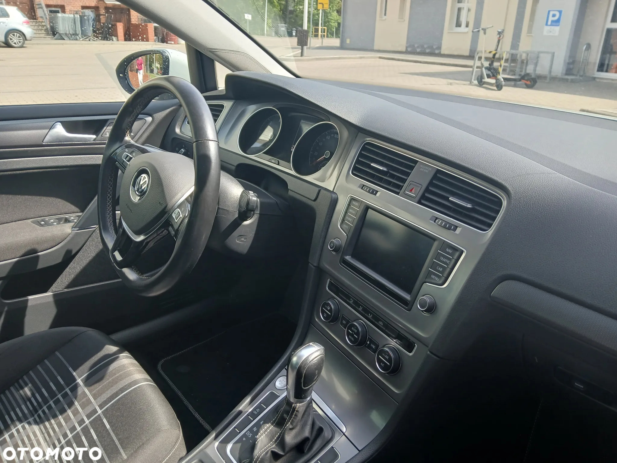 Volkswagen Golf 2.0 TDI BlueMotion Technology DSG Lounge - 16