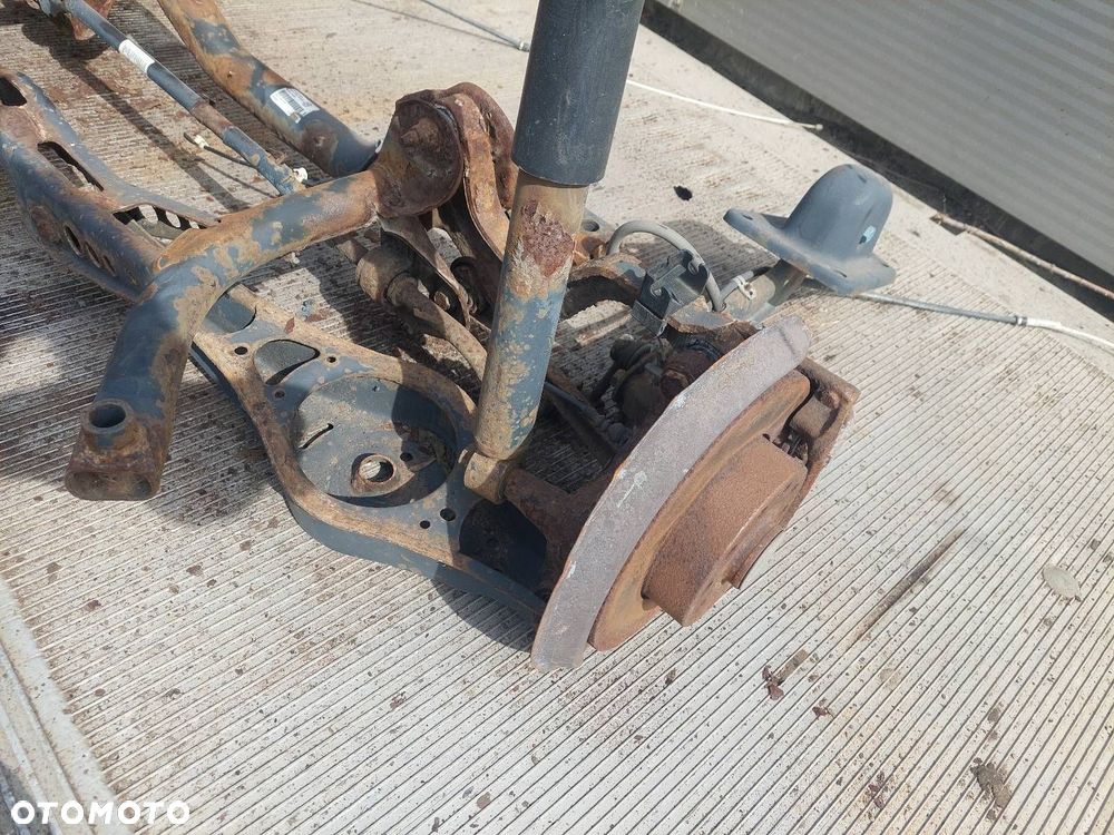KOMPLETNE ZAWIESZENIE BELKA SANKI TYŁ SKODA OCTAVIA II LIFTBACK - 4