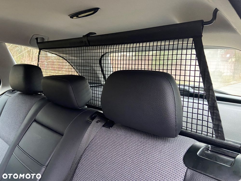 Mercedes-Benz Klasa C 220 CDI DPF BlueEFFICIENCY Avantgarde Edition - 32