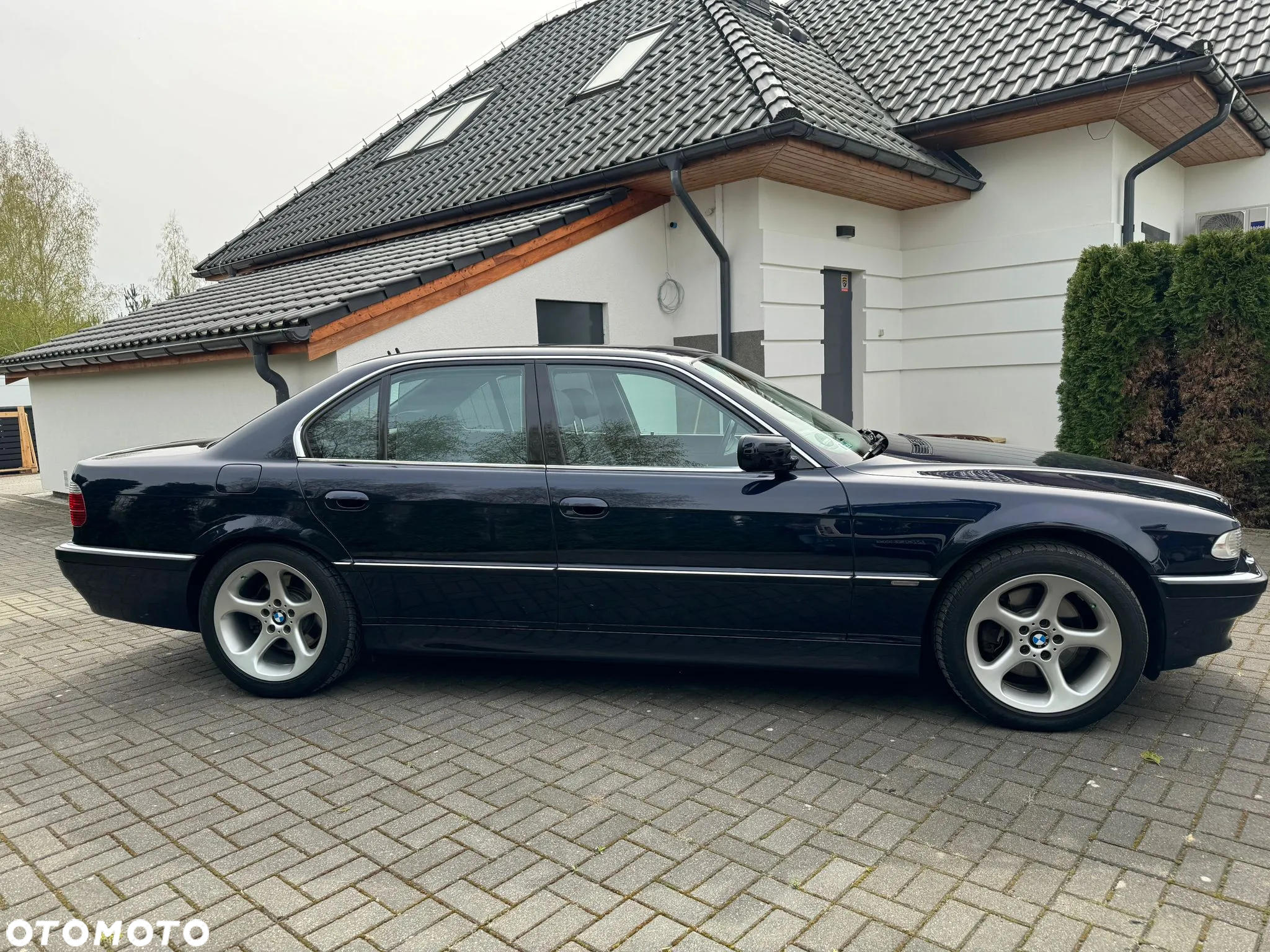 BMW Seria 7 750i - 8