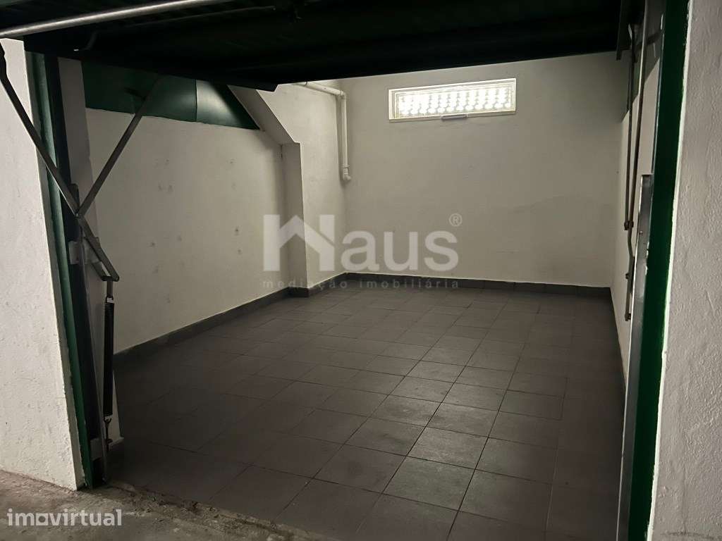 Garagem inserida em cave - Grande imagem: 4/8